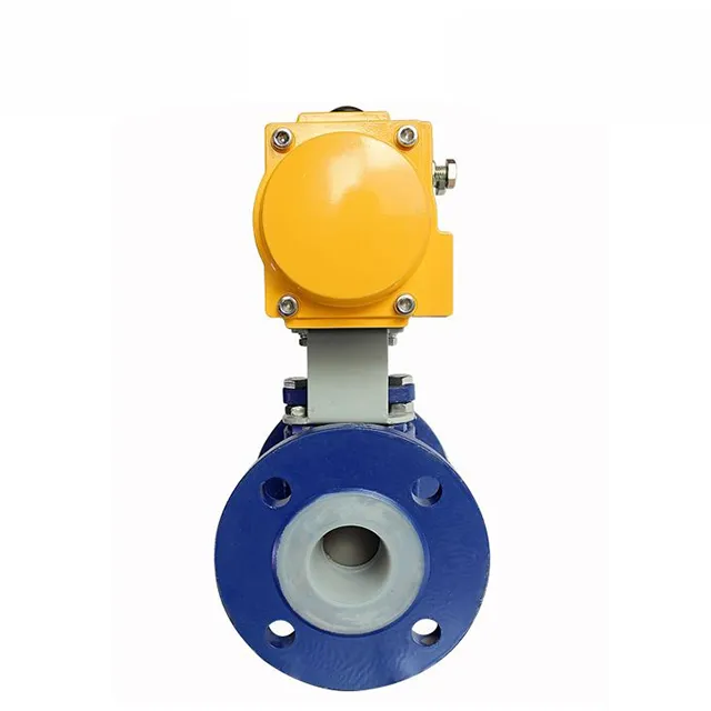 Gros plan de la connexion à brides sur une robinet à bille pneumatique doublée de PTFE avec finition résistante à la corrosion